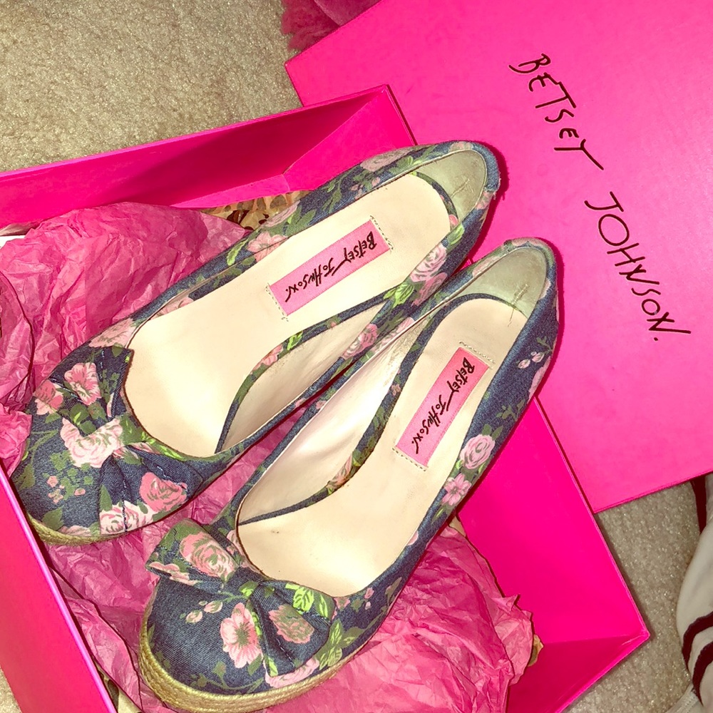 Denim Floral Maggi Pumps